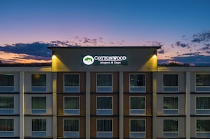 Un letrero de hotel con un logotipo y el nombre 'Cottonwood Airport & Expo'.