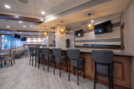 Bar (on property). Cottonwood Airport & Expo Hotel Louisville