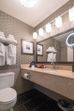 Standard Room, 1 King Bed, Non Smoking, Microwave | Bathroom