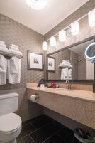 Bañera con ducha, artículos de tocador gratuitos, secador de pelo