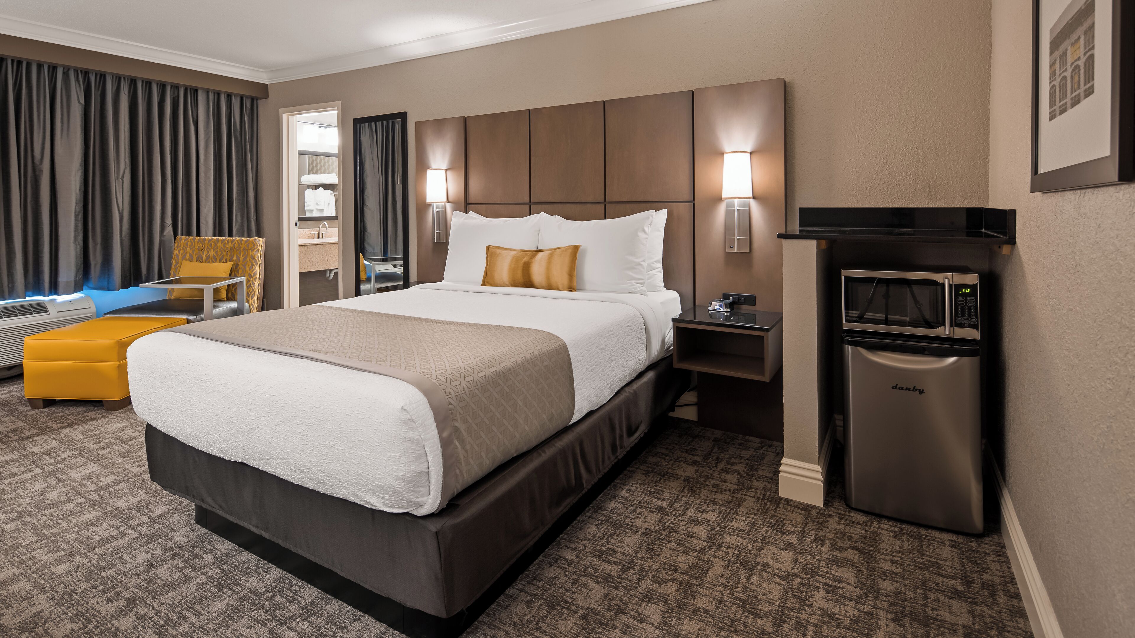 Habitació estàndard, 1 llit de matrimoni, no fumadors, microones | Escriptori, espai de treball apte per a portàtils i cortines opaques 