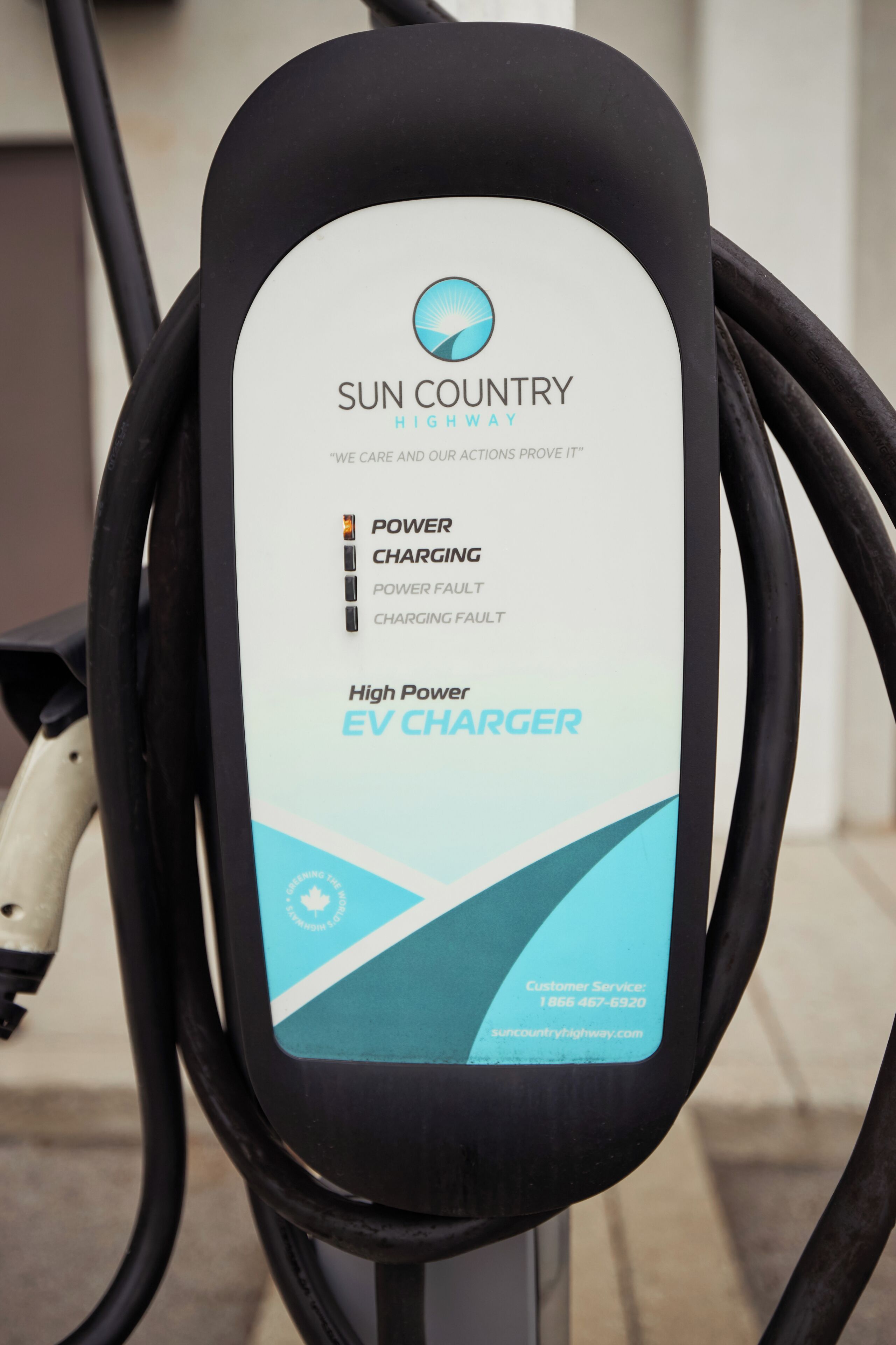 Un cargador para vehículos eléctricos con una etiqueta que indica que es un cargador de alta potencia.