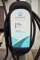 Un cargador para vehículos eléctricos con una etiqueta que indica que es un cargador de alta potencia.