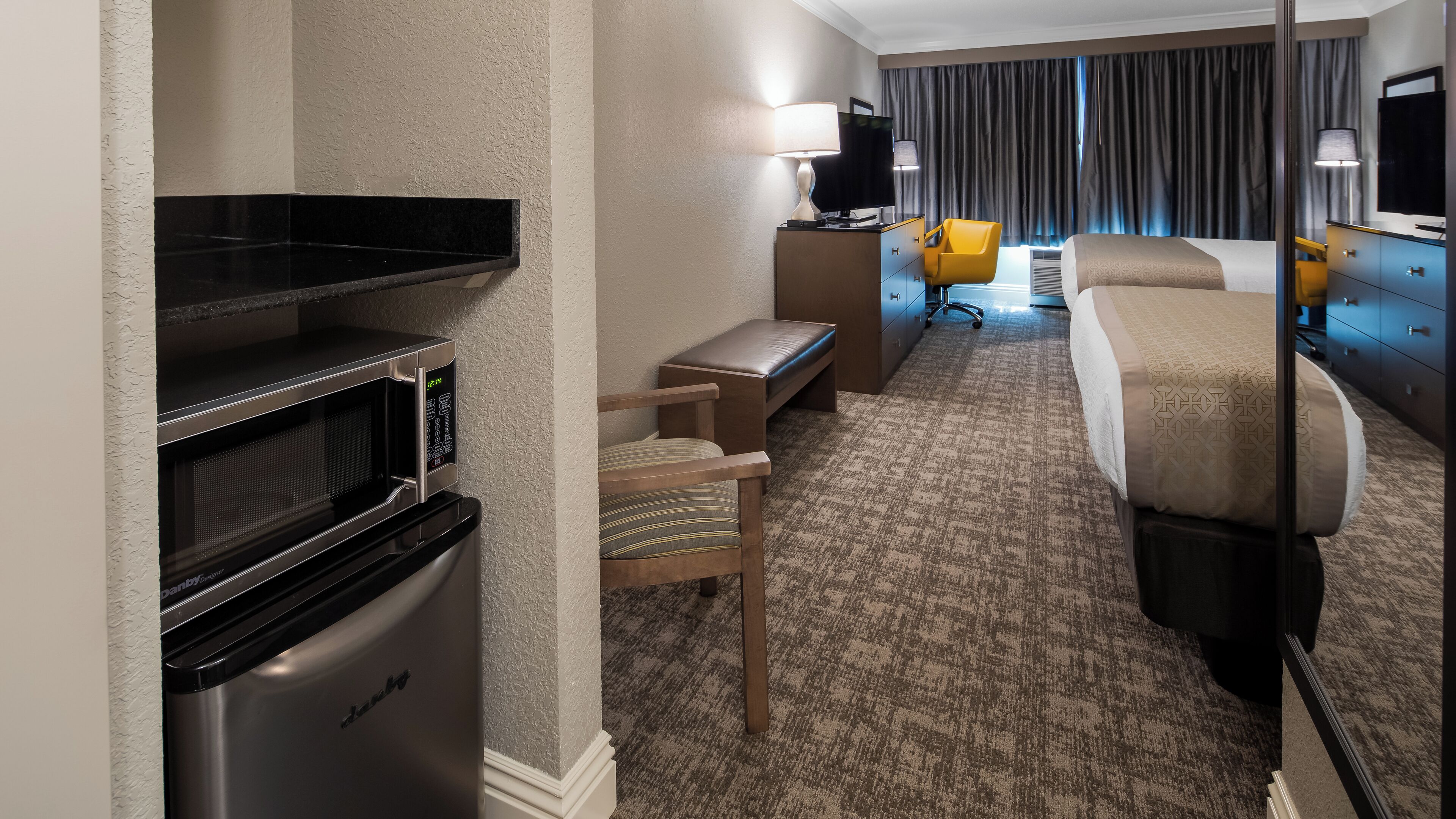 Rom – standard, 2 dobbeltsenger, ikke-røyk, mikrobølgeovn | Skrivebord, skrivebord for bærbar PC, blendingsgardiner og lydisolert