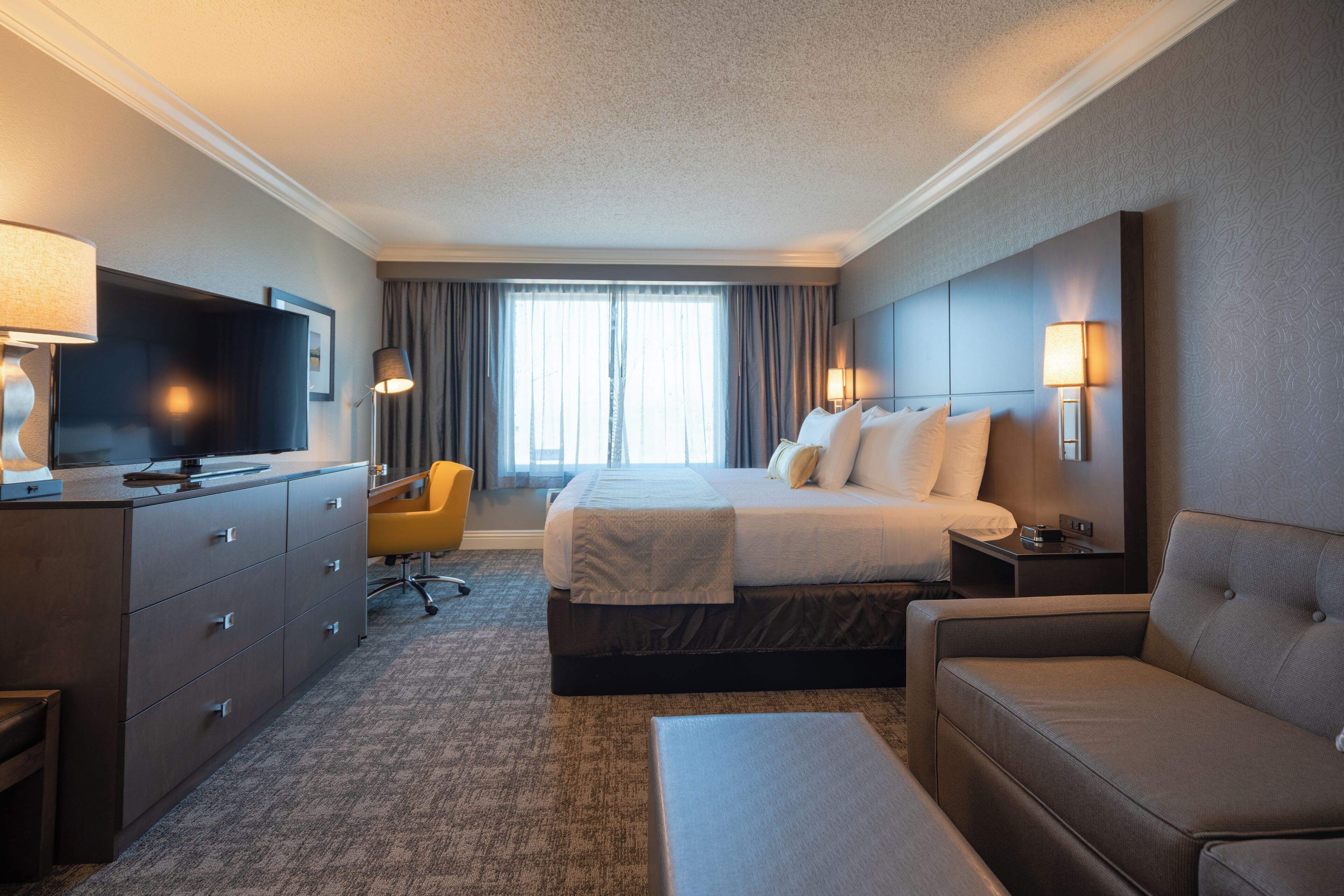 Escriptori, espai de treball apte per a portàtils i cortines opaques 