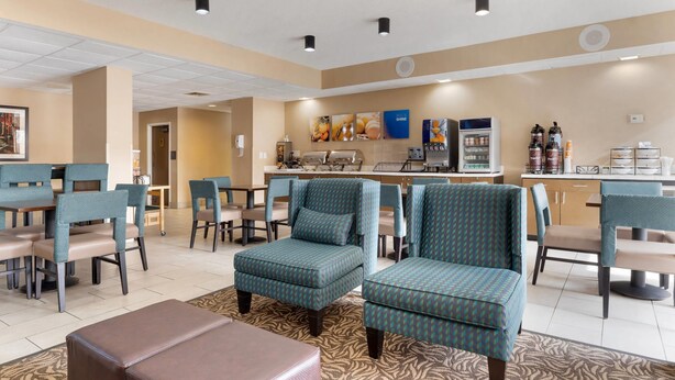 A hotel lobby with seating areas, a coffee station, and a counter. - Comfort Inn Ebensburg (Ebensburg)