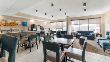 بوفيه فطور مجانًا يوميًا