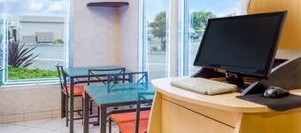 Howard Johnson Hotel & Suites by Wyndham Orange