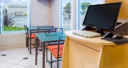 Howard Johnson Hotel & Suites by Wyndham Orange