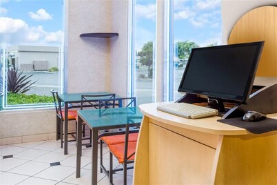 Howard Johnson Hotel & Suites by Wyndham Orange