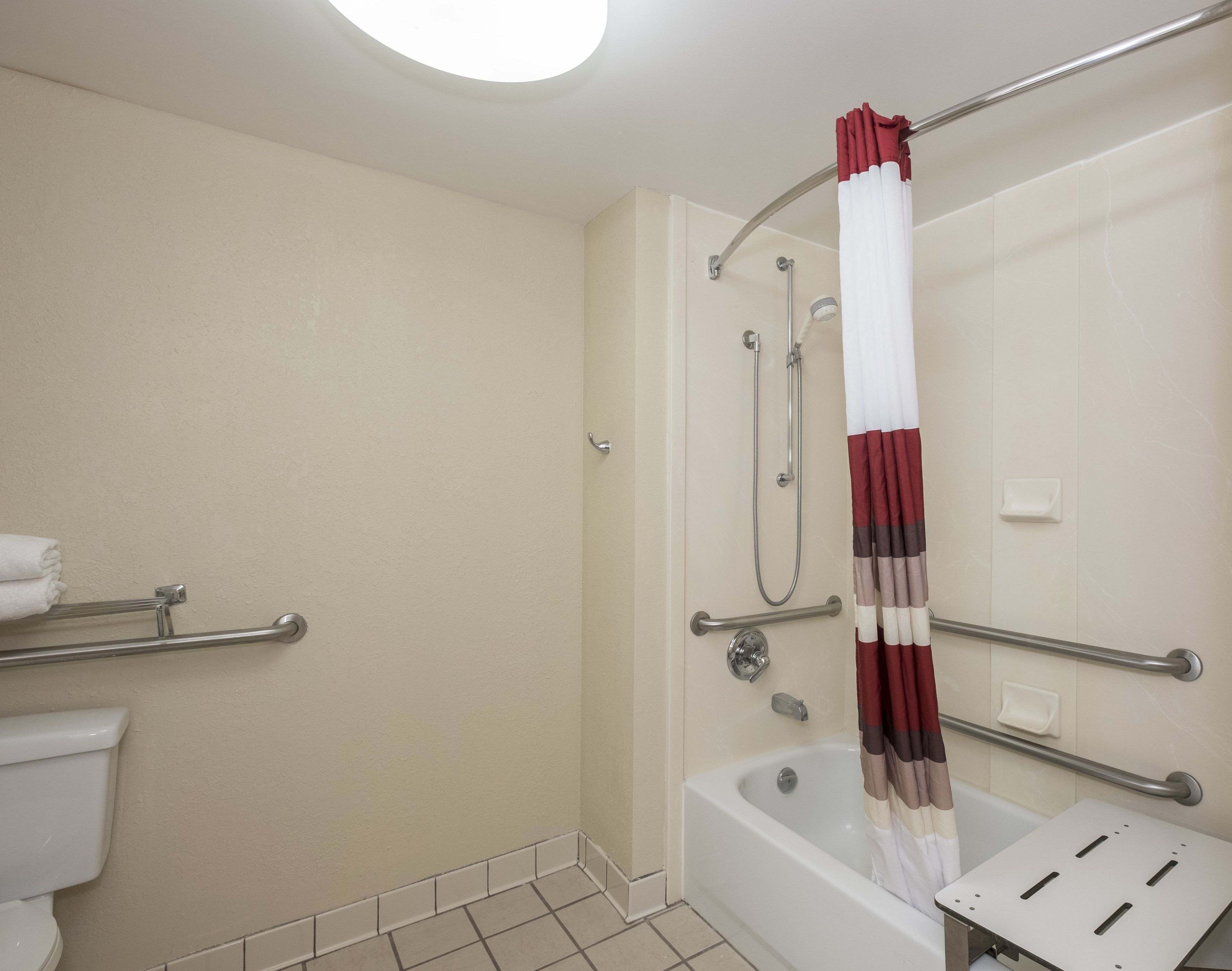 Une salle de bain avec une baignoire, une douche et des toilettes.