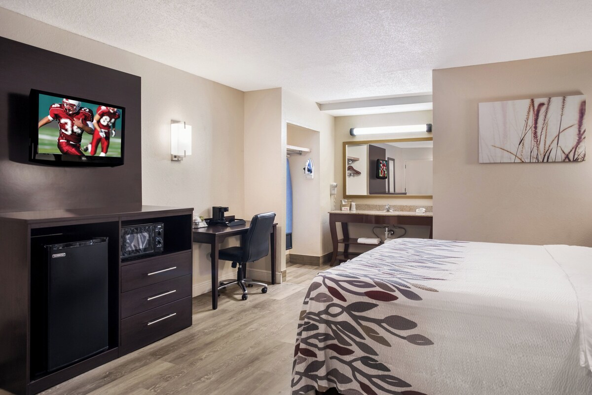 Superior Room, 1 King Bed with Sofa bed, Non Smoking | Desk, blackout drapes, iron/ironing board, cribs (free)