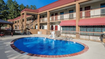 Seasonal outdoor pool, pool umbrellas, sun loungers