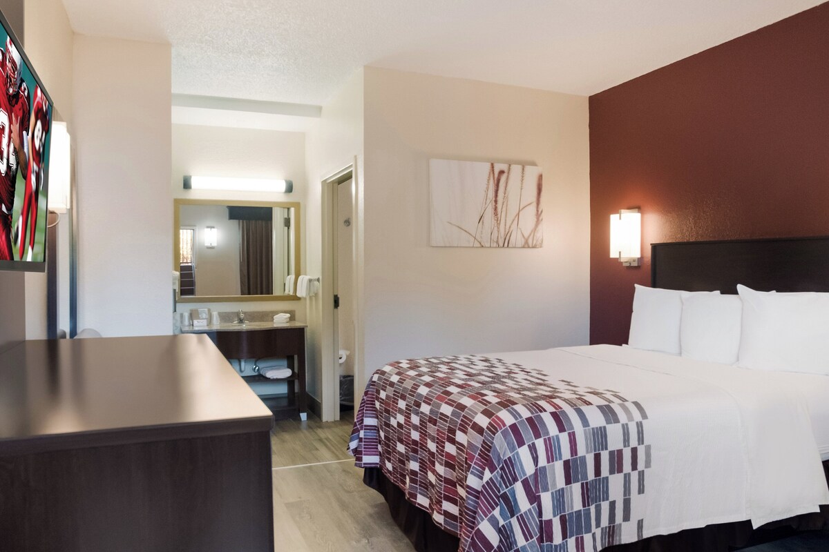 Deluxe Room, 1 Queen Bed, Non Smoking | Desk, blackout drapes, iron/ironing board, cribs (free)