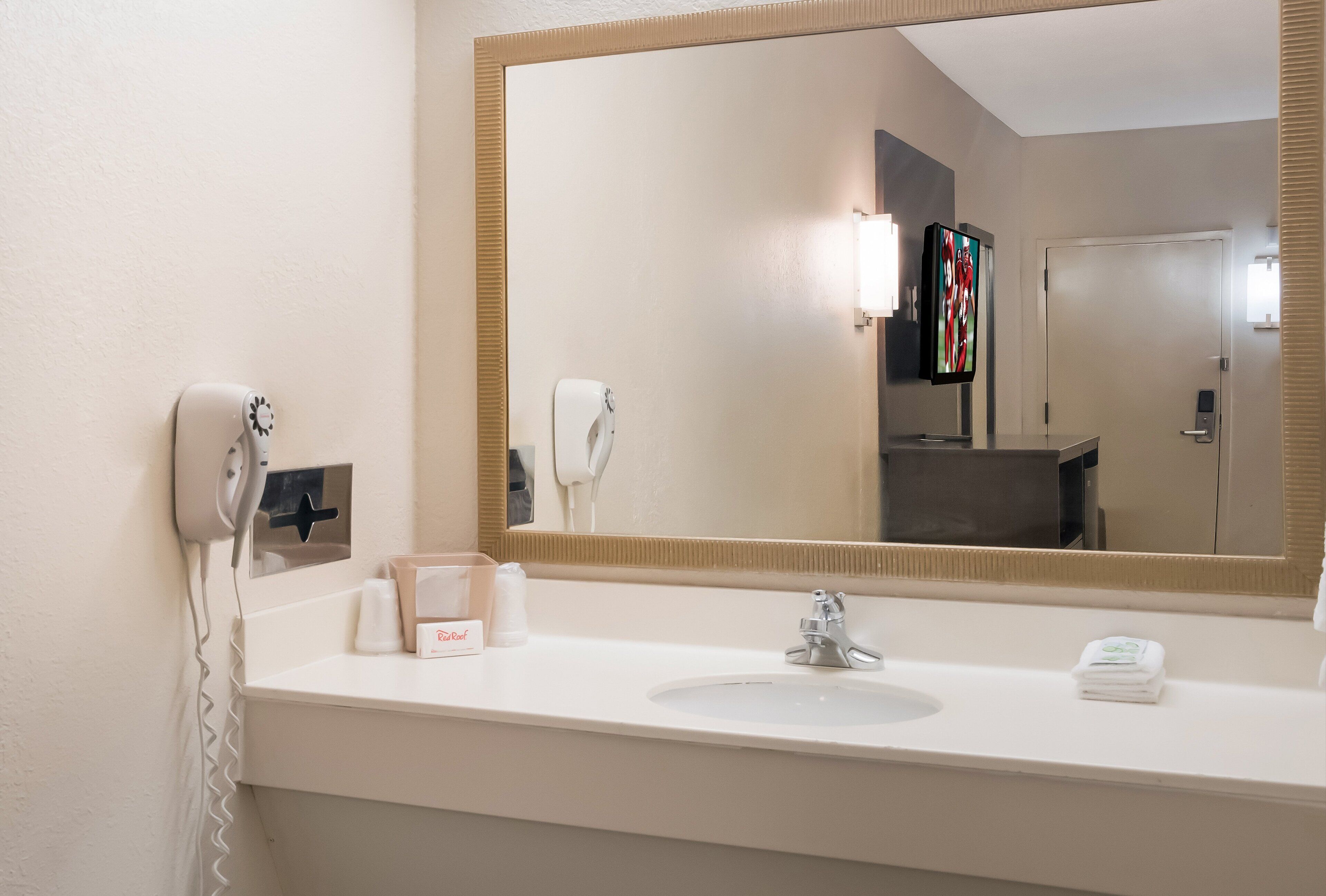 combined shower/bathtub, free toiletries, hair dryer, towels