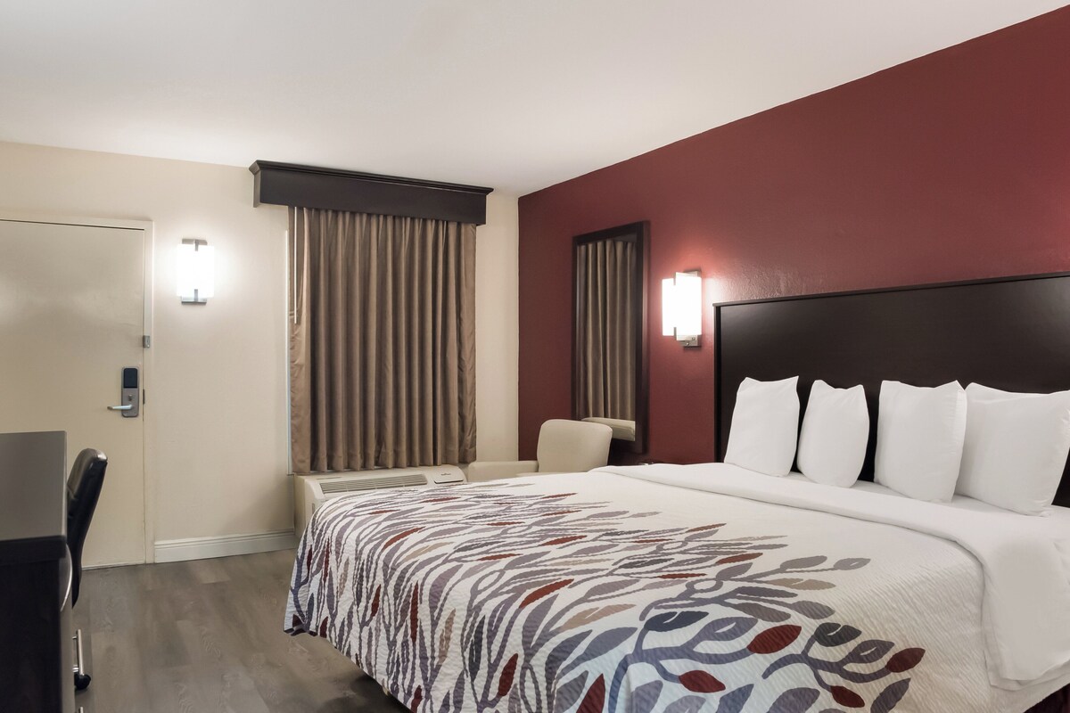 Superior Room, 1 King Bed, Non Smoking | Desk, blackout drapes, iron/ironing board, cribs (free)