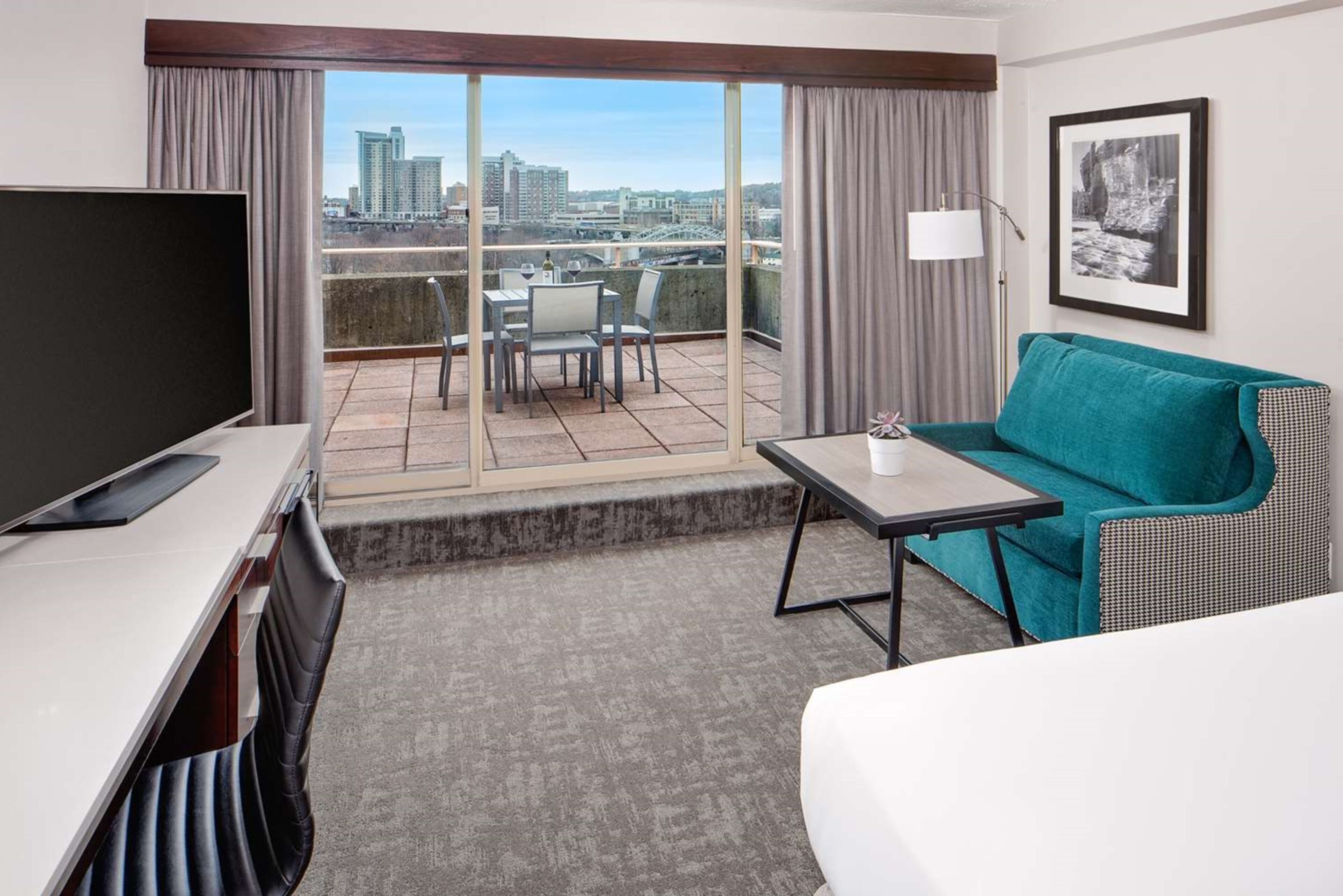 room, 1 queen bed, balcony | premium bedding, pillow-top beds, in-room safe, desk