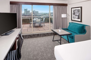 Room, 1 Queen Bed, Balcony | Premium bedding, pillowtop beds, in-room safe, desk at Hyatt Regency Boston/Cambridge