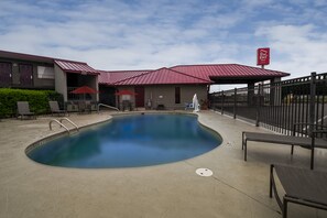 Piscine extérieure en saison, parasols, chaises longues