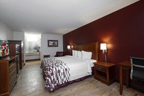 Escritorio, cortinas blackout y tabla de planchar con plancha 