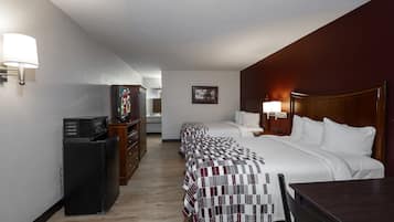 Escritorio, cortinas blackout y tabla de planchar con plancha