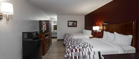 Escritorio, cortinas opacas, tabla de planchar con plancha