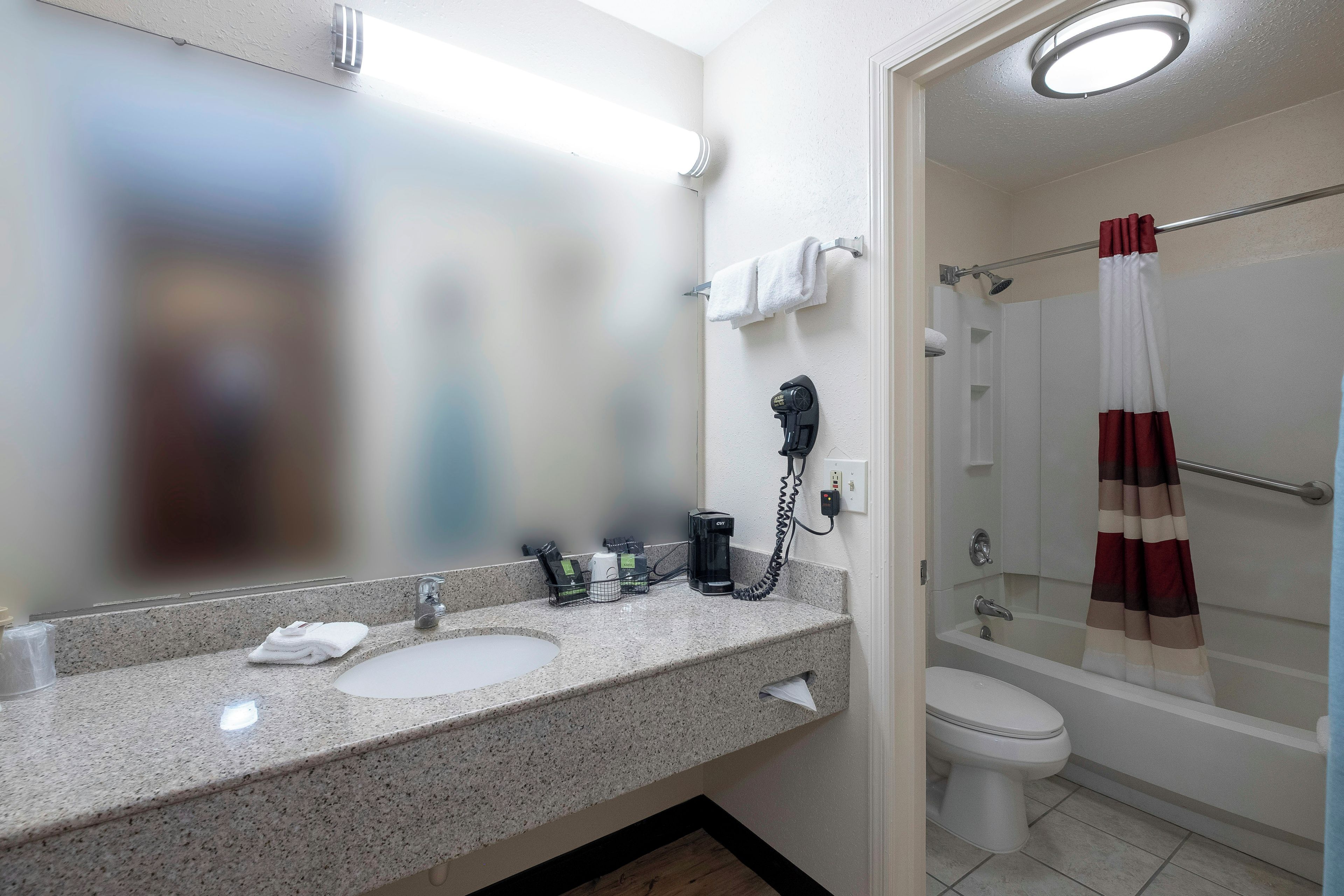 Tina con regadera, amenidades de baño gratuitas, secadora de cabello 