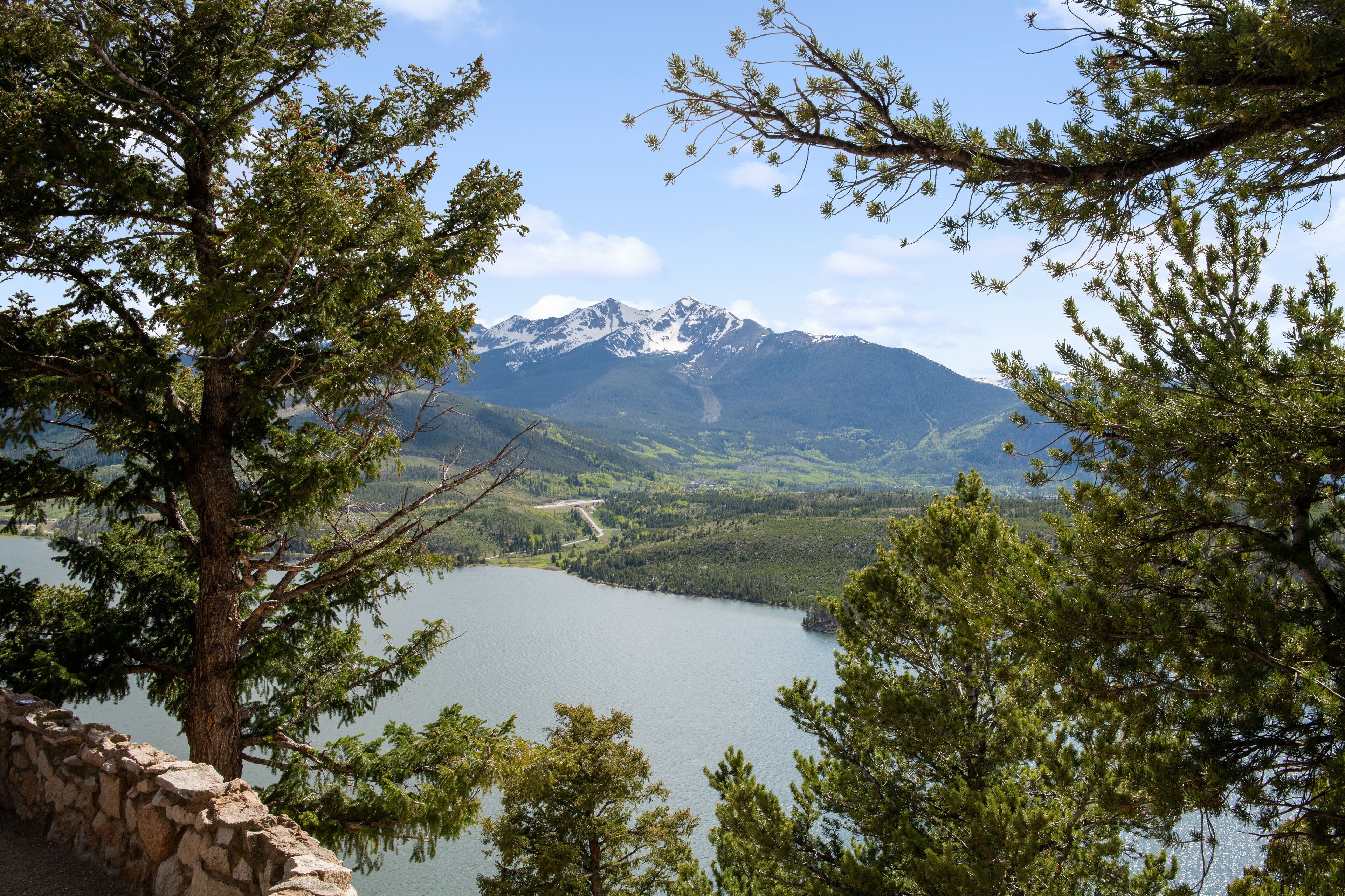 A lake surrounded by mountains and trees.