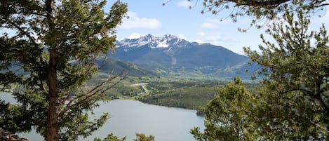 Un llac envoltat de muntanyes i arbres.
