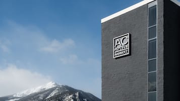Un bâtiment moderne sur lequel on peut lire l’inscription « AC HOTELS MARRIOTI ».