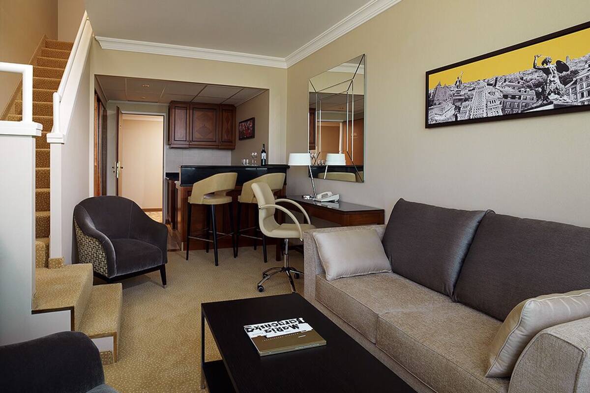 Bi-Level Suite, 1 King Bed with Sofa bed | 特厚豪華床墊、迷你吧、房內夾萬、書桌