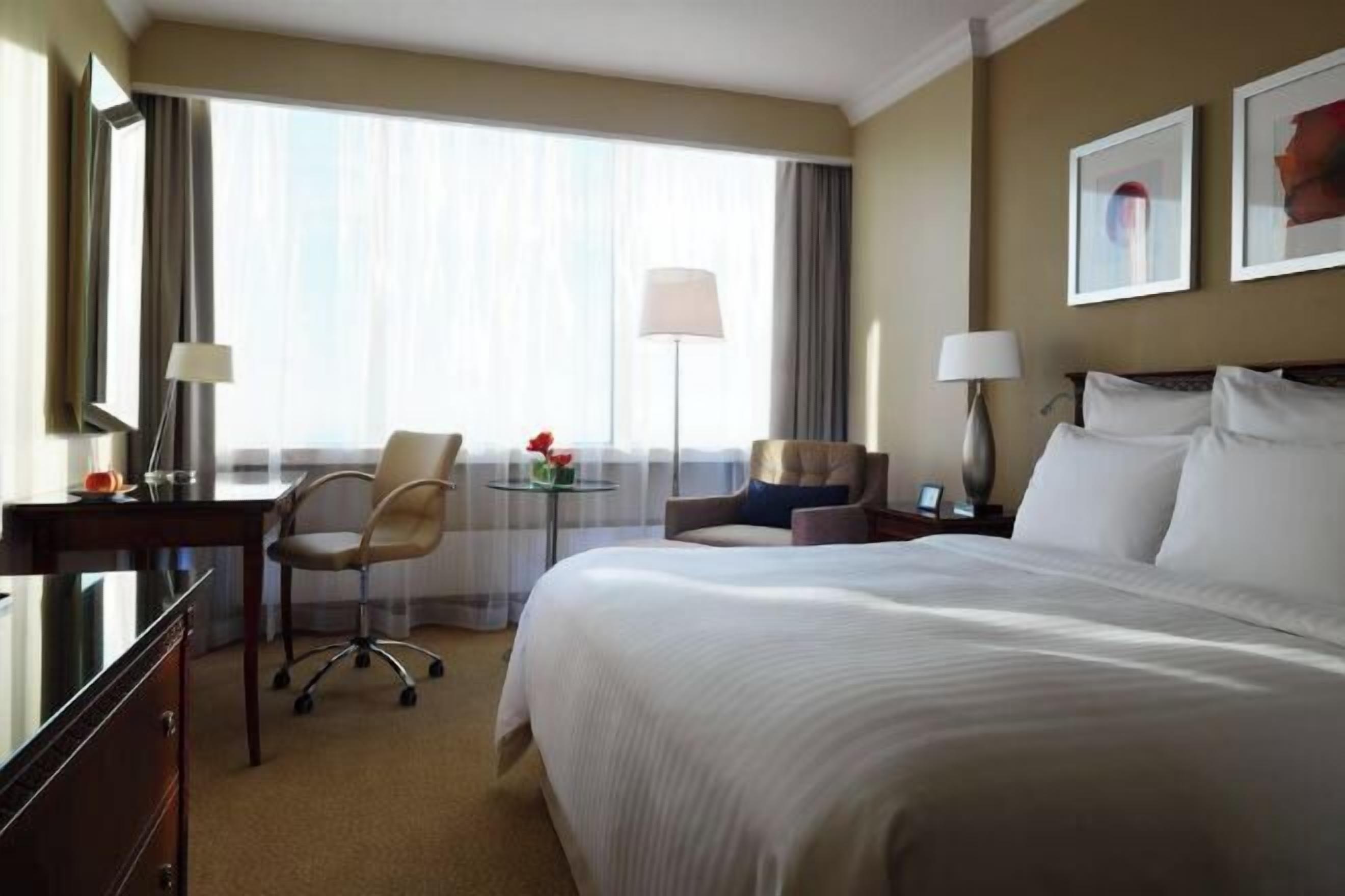 Pillowtop-patjalliset sängyt, minibaari, tallelokero huoneessa, työpöytä