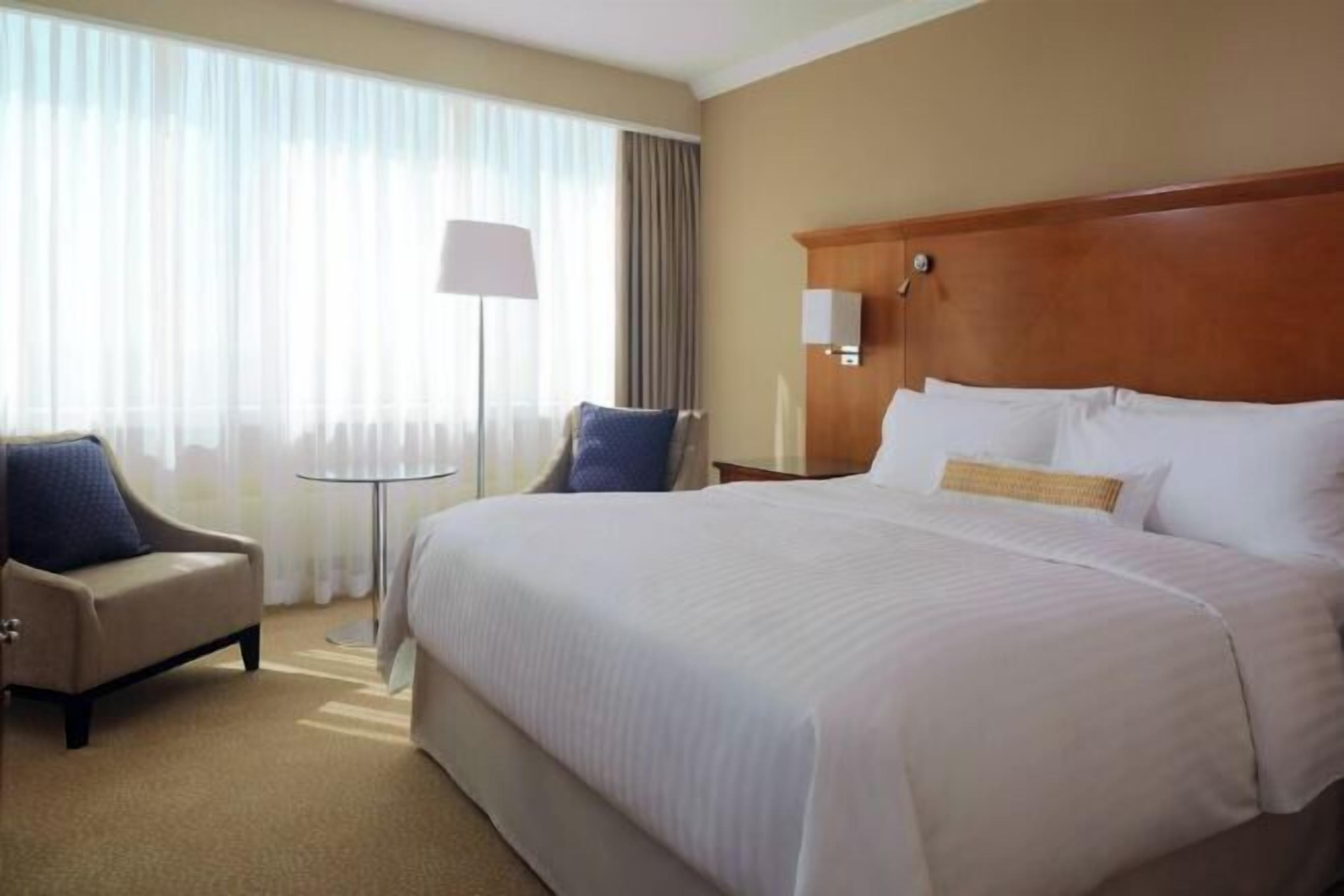 Pillowtop-patjalliset sängyt, minibaari, tallelokero huoneessa, työpöytä