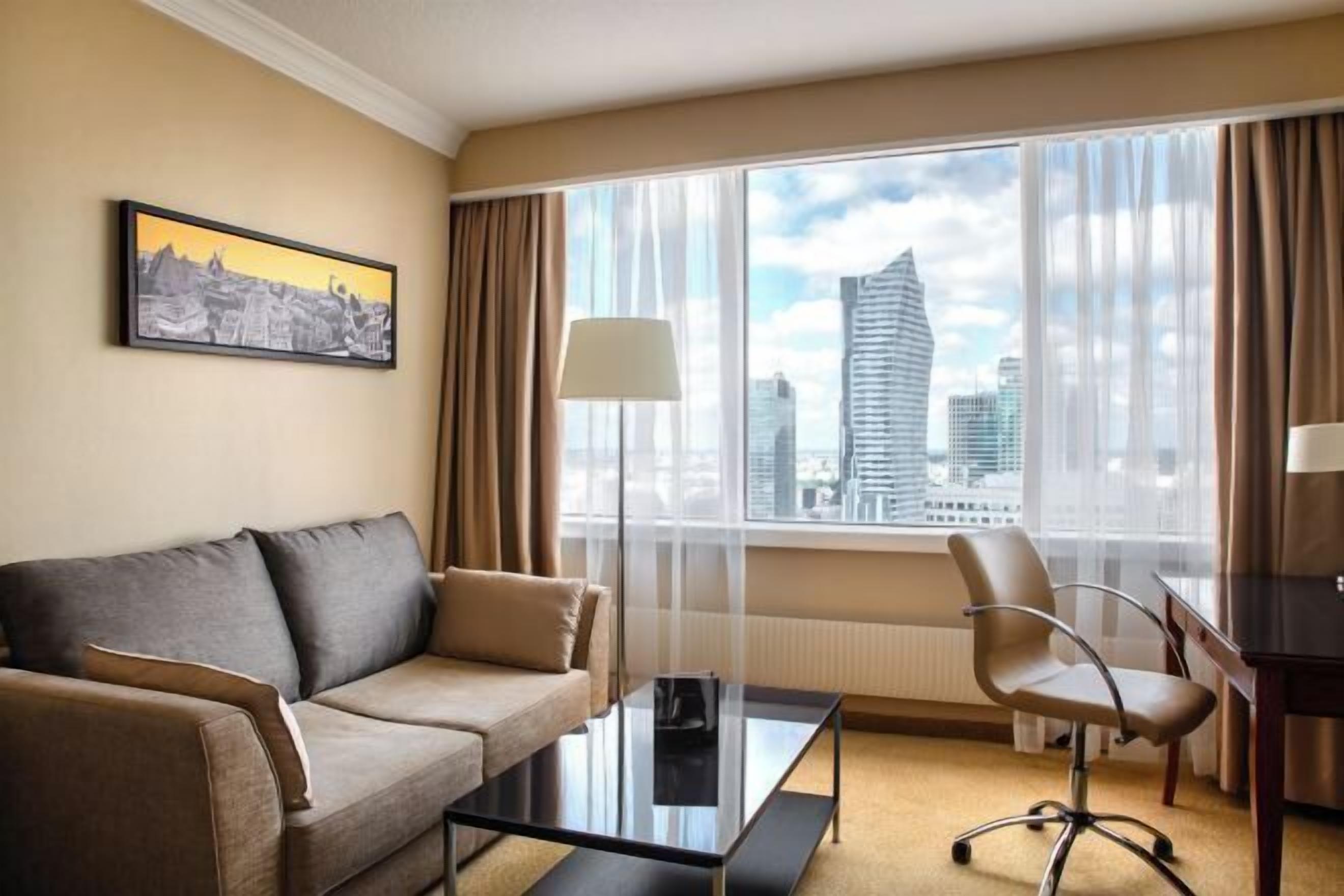 Oleskelualue | 55–tuumainen LCD-televisio, jossa satelliittikanavat