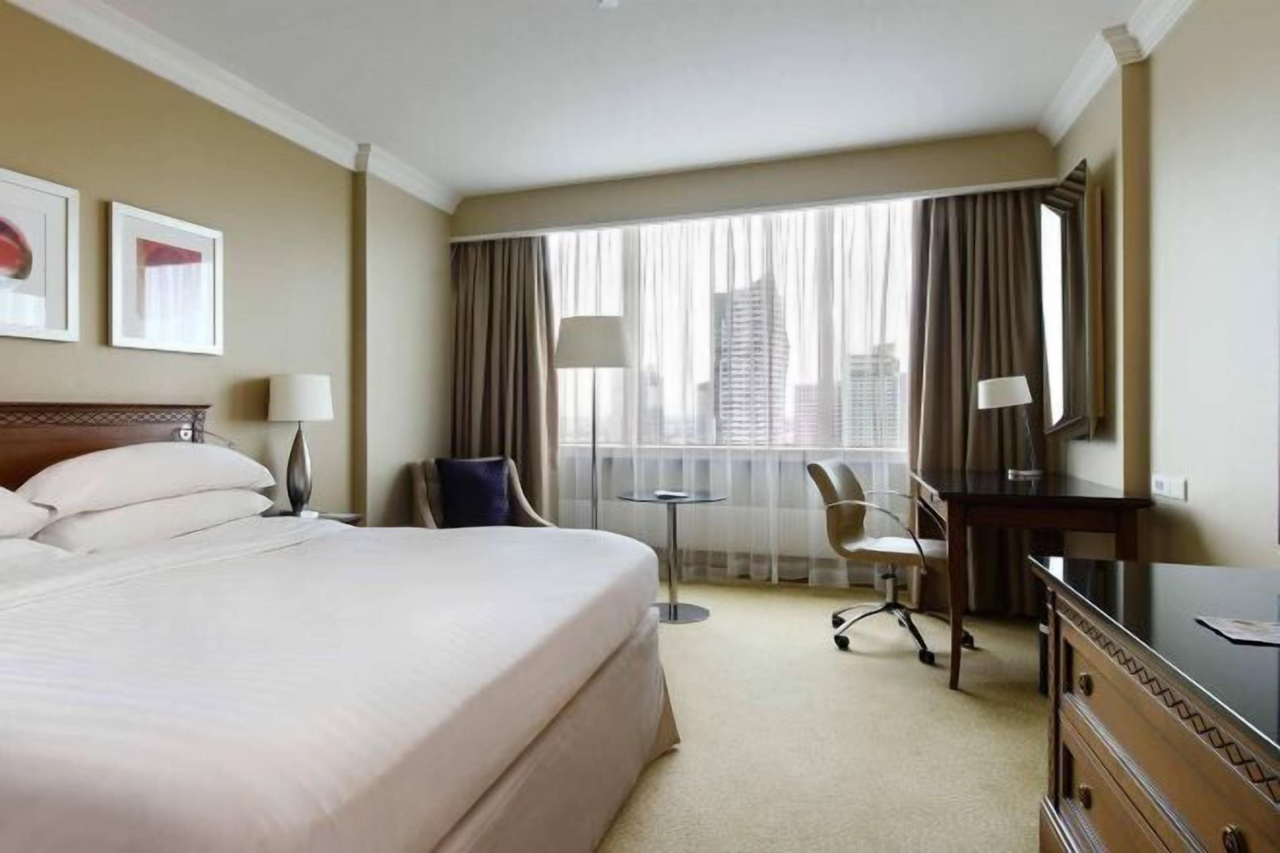 Pillowtop-patjalliset sängyt, minibaari, tallelokero huoneessa, työpöytä