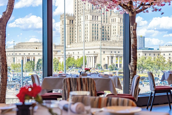 2 restaurants, serveren ontbijt, lunch, diner, internationale gerechten