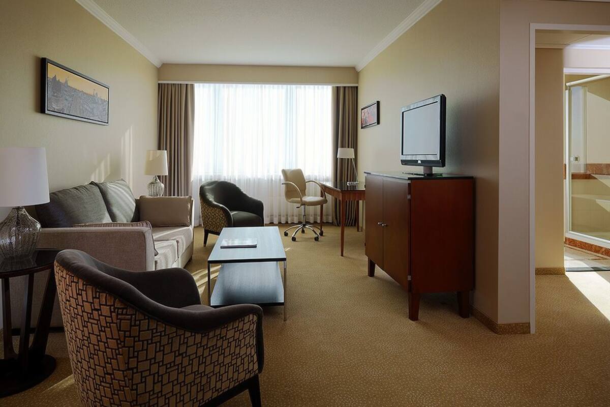 Business Suite, 1 King Bed with Sofa bed, Club Lounge Access | 特厚豪華床墊、迷你吧、房內夾萬、書桌