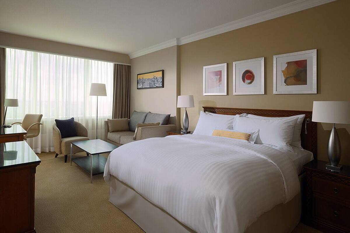 Corner Junior Suite, 1 King Bed | 特厚豪華床墊、迷你吧、房內夾萬、書桌