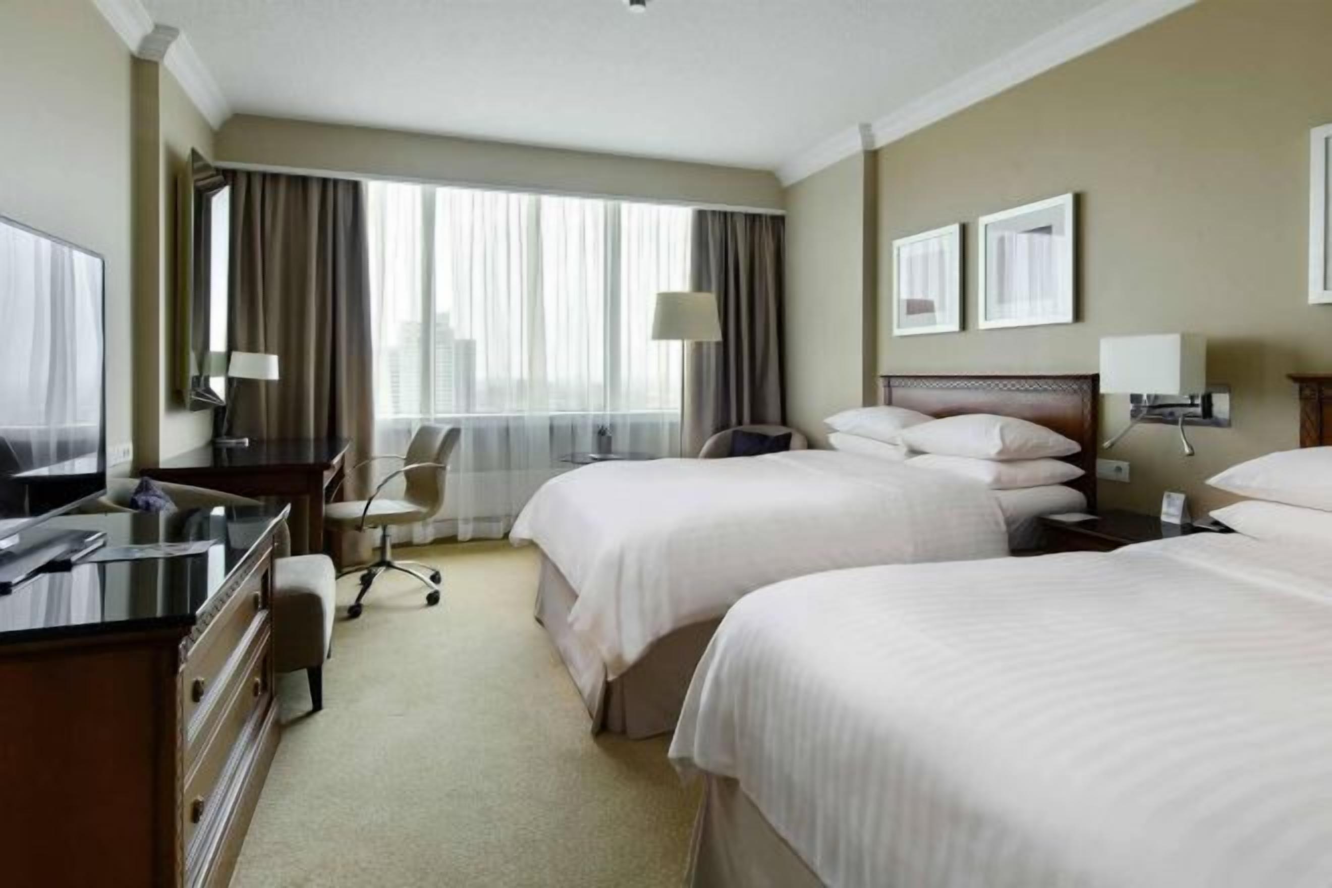 Nệm có lớp đệm bông, minibar, két bảo mật tại phòng, bàn 