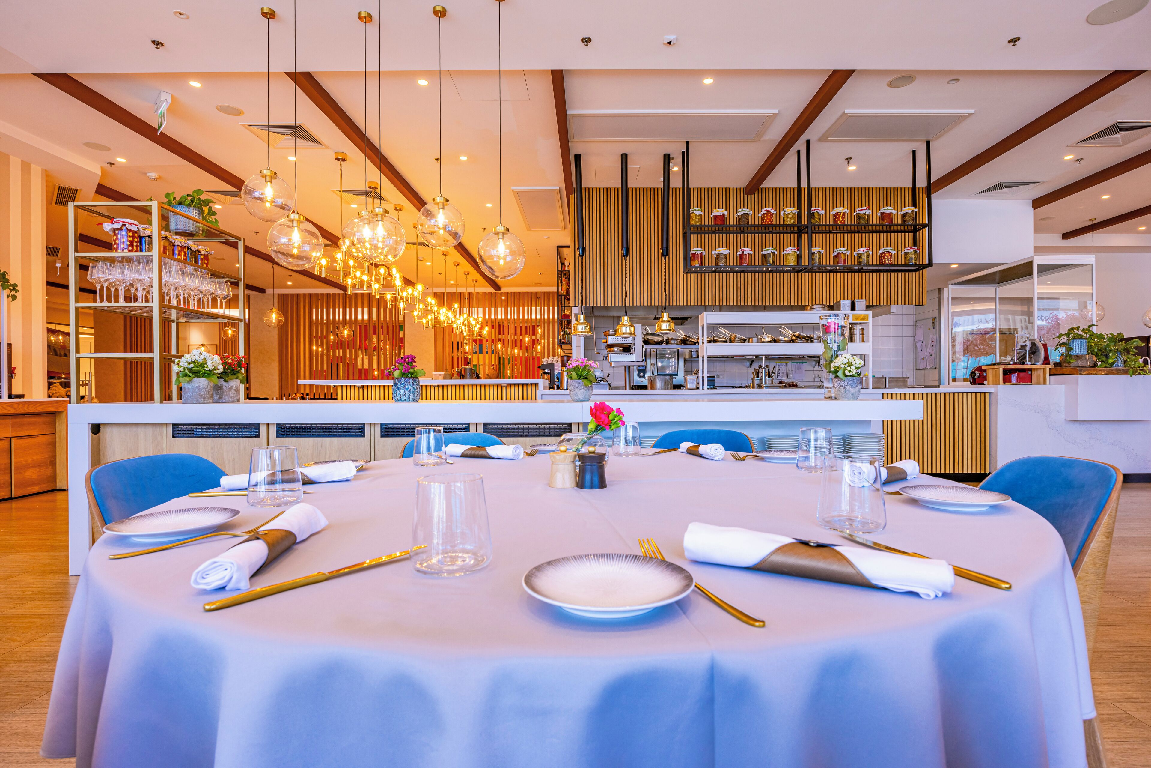 2 restaurants, breakfast, lunch, dinner served; international cuisine