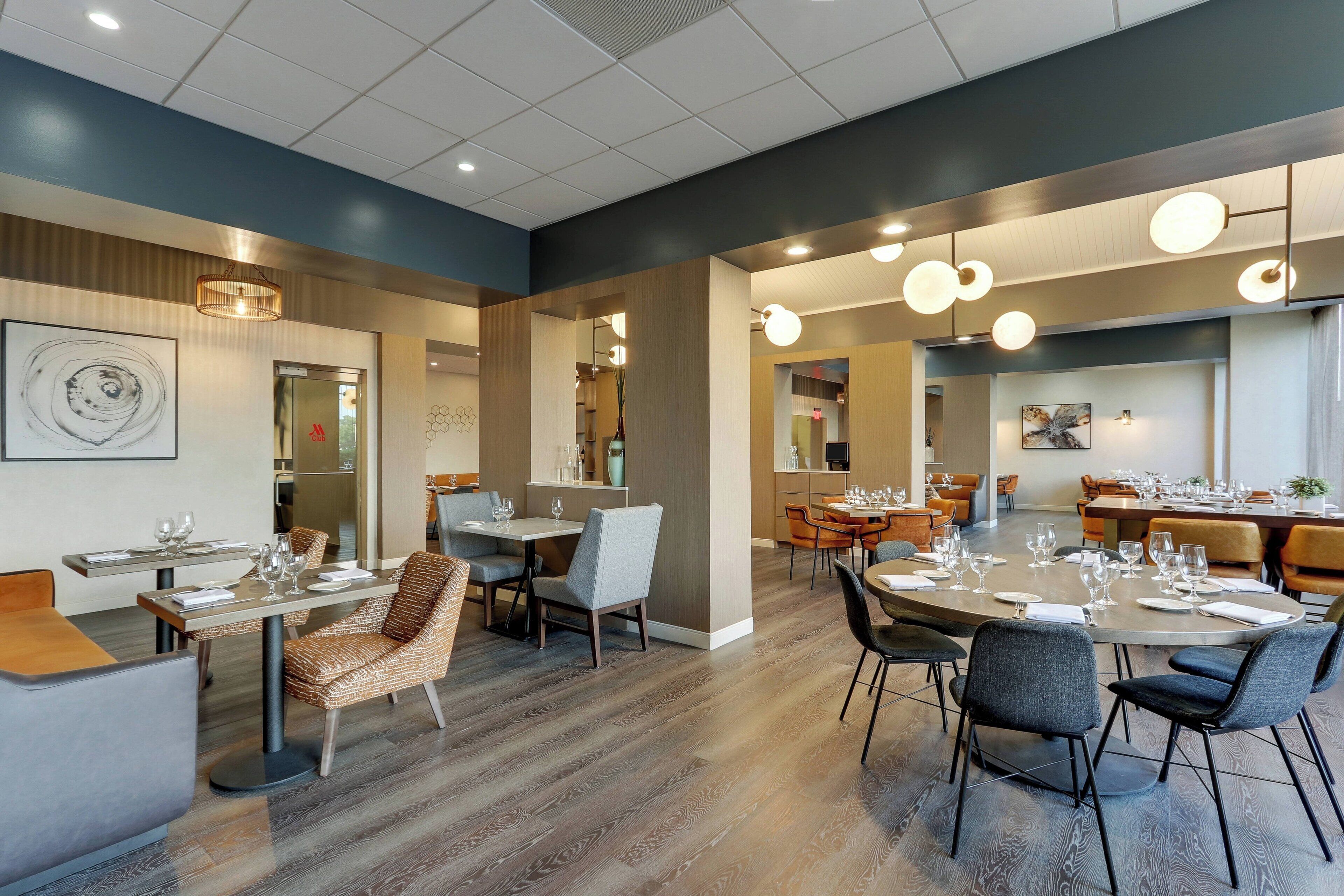 2 restaurants, breakfast, lunch, dinner served; american cuisine