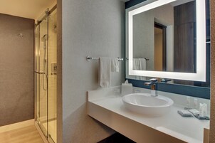 Bañera con ducha, artículos de tocador gratuitos, secador de pelo