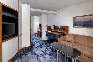 Suite, 1 cama de matrimonio grande con sofá cama, no fumadores | Zona de estar | Televisión de pantalla plana de 32 pulgadas con canales por cable