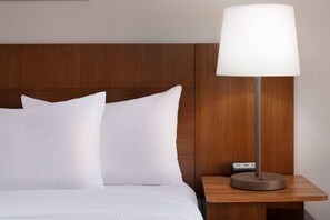 Ropa de cama de alta calidad, caja fuerte, escritorio y cortinas opacas