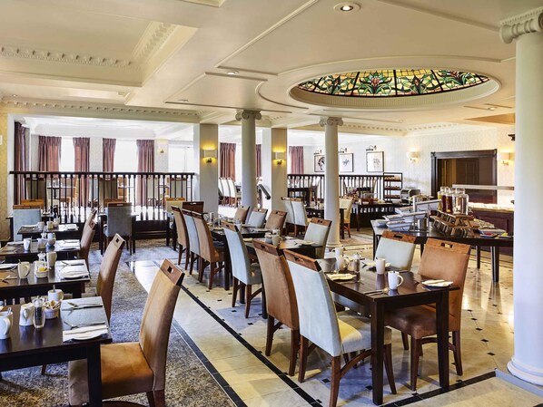 Serveert ontbijt, lunch en diner