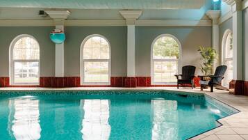 من حمّامات السباحة المغطاة