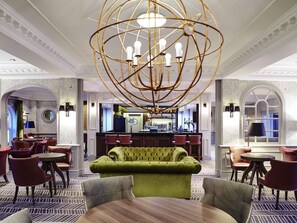 Bar (trong khuôn viên)