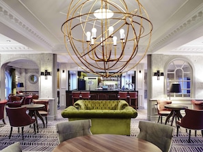 供应早餐、午餐和晚餐