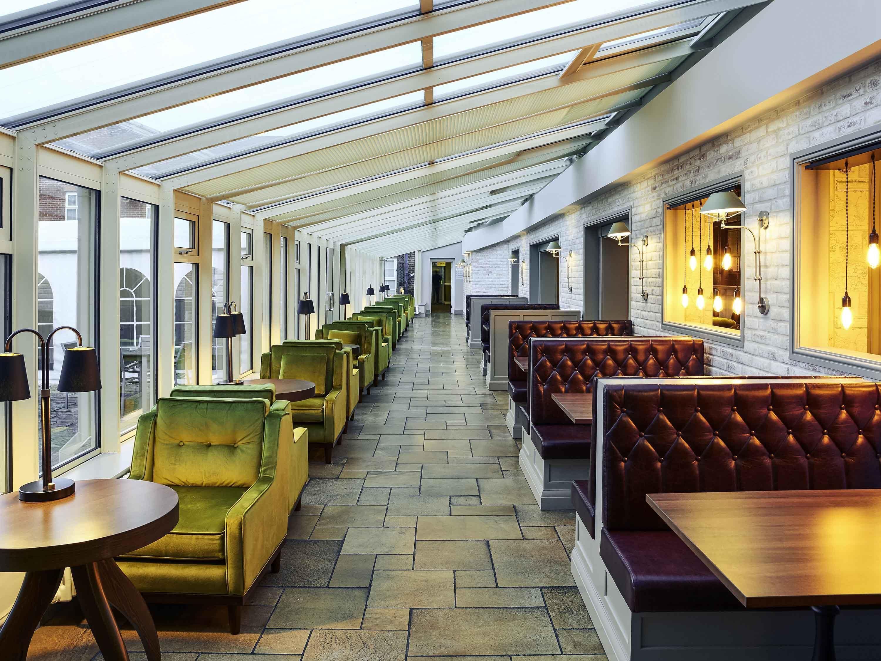 Serveert ontbijt, lunch en diner