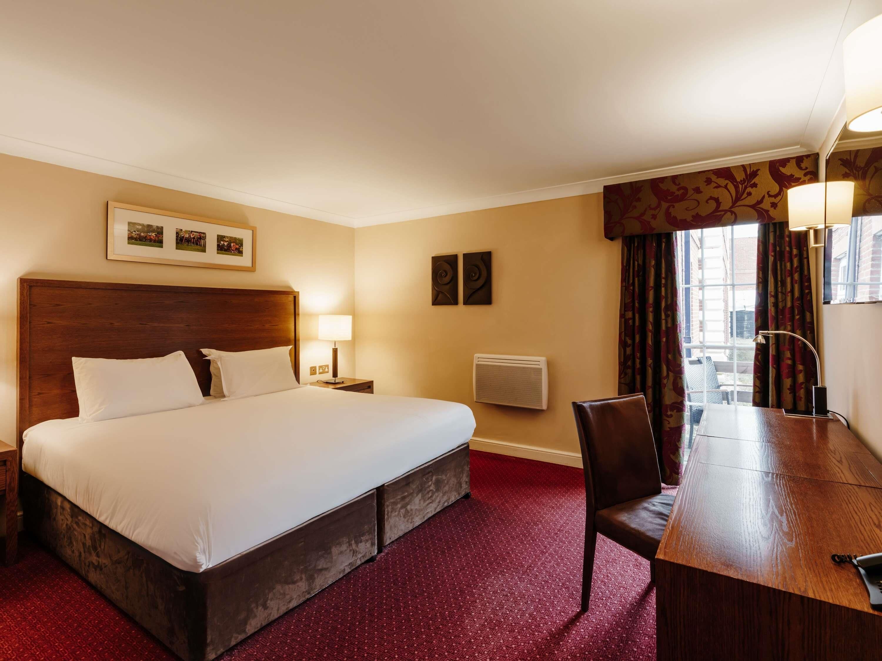 Svit - 1 kingsize-säng | Skrivbord, strykjärn/strykbräda och gratis barnsängar